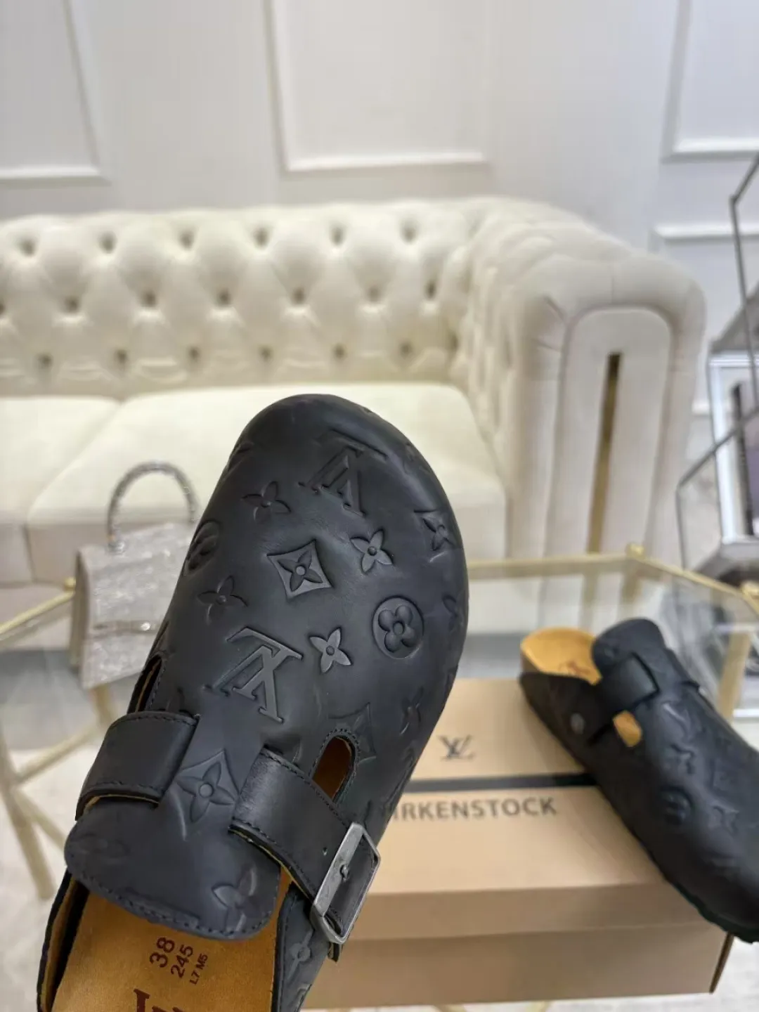 Women's p560 Men's p580 ✨ LV couple's toe-cap slippers | Full of high-end feel, you can walk with wind! ✨ This pair of LV classic toe-cap slippers is simply a "walking grass-planting machine"! Original three-dimensional embossed cowhide + cowhide fabric, the texture is high-end at first glance, and you will become a rich daughter/son in seconds ~💅 🌟 Why must you join TA? ✔️ Original embossed cowhide - clear texture but not cheap, classic presbyopia yyds ✔️ Belt buckle + metal logo - ecstatic control of details, exquisite to the heel! ✔️ Sheepskin lining + cushioned footbed - it feels like stepping on clouds ☁️, and you won’t feel tired when you go shopping~ ✔️ Non-slip rubber sole - walking is as stable as a mountain, and you are not afraid of slipping on rainy days!  👫 The best outfit for couples: Whether it’s shorts, T-shirts👕 or long skirts and suits👗, pairing these shoes with each other will immediately create a lazy and high-end atmosphere! Everyday outings/vacations, no matter what you shoot, it will look like a blockbuster📸🔥 The texture and foot feel that only the higher version can have, it is not a hit or a hit! Heartbeat is not as good as action. True love is true when both pairs are in pairs~💖 #LVcoupleslippers #高色综合 #好看不狠的 Feet #couples’ must-have